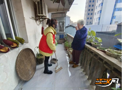 ：助老员暖心服务1200名困难老人龙8国际头号玩家新春走基层丨荆州区(图2)